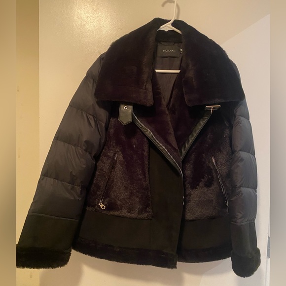 TAHARI. Black faux fur (LARGE coat. Silver hardware. - Picture 5 of 7